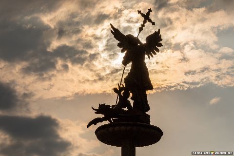 Gemeinde Reichersberg Bezirk Ried Engel im Gegenlicht (Dirschl Johann) Österreich RI